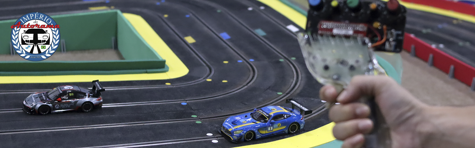 pessoa jogando autorama